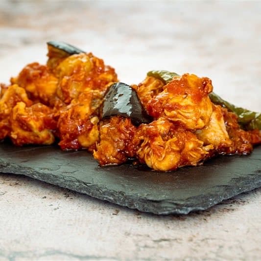 Frito de pechuga con tomate